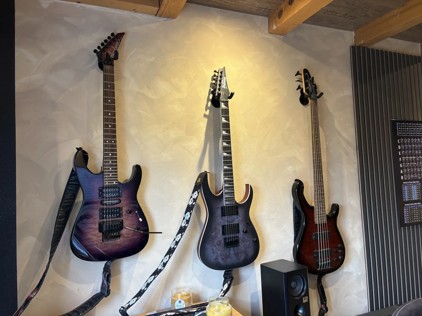 Drei Gitarren und ein Bass an der Studiowand