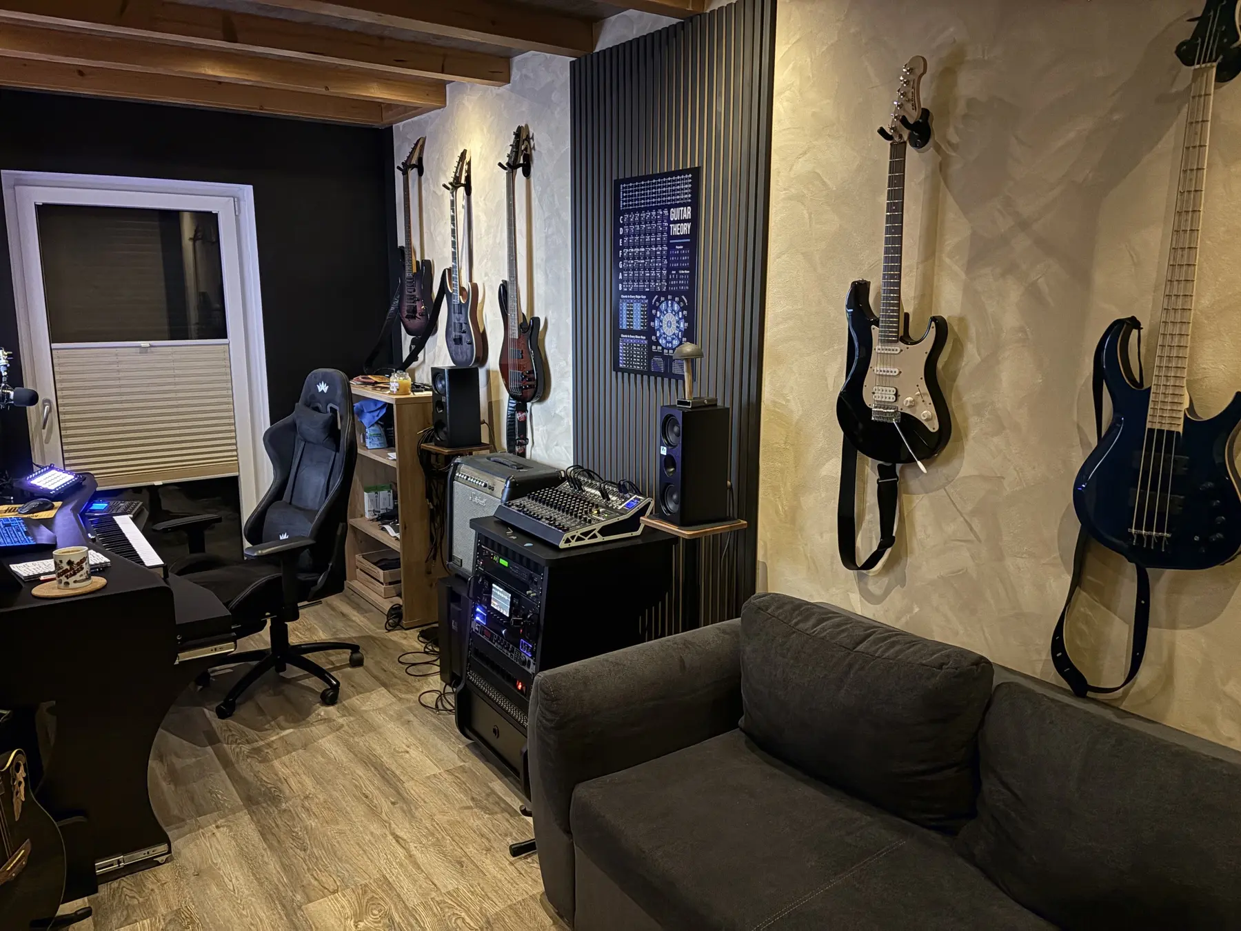 Gesamtansicht des Double-Line Studios mit Gitarren, Verstärker, Studiotechnik und Sitzecke