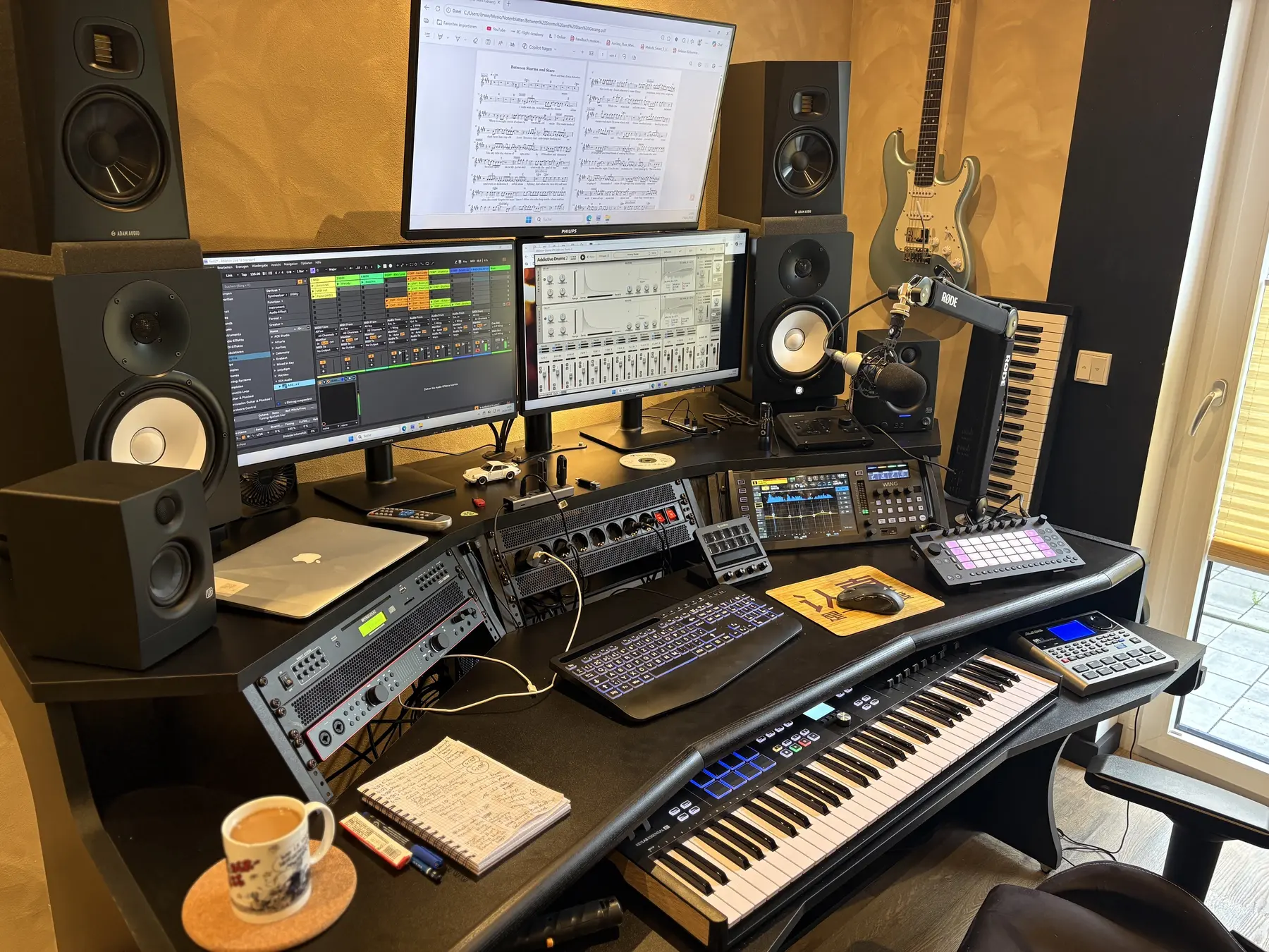 Arbeitsplatz im Double-Line Studio mit Monitoren, Studiolautsprechern, Mikrofon und Keyboard